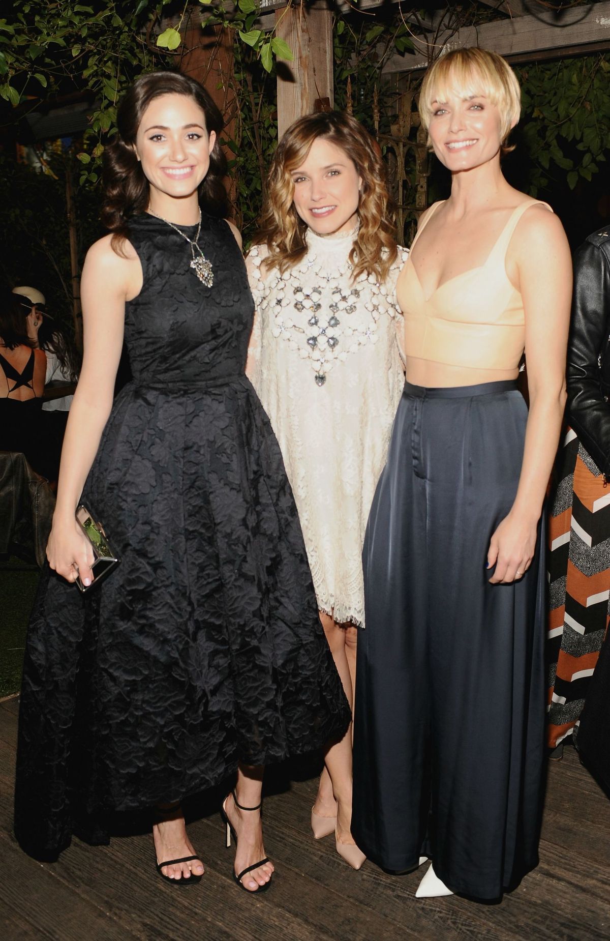 Kuva saattaa sisältää Amber Valletta Sophia Bush Emmy Rossum Human Person Clothing Apparel iltapuku ja -takki