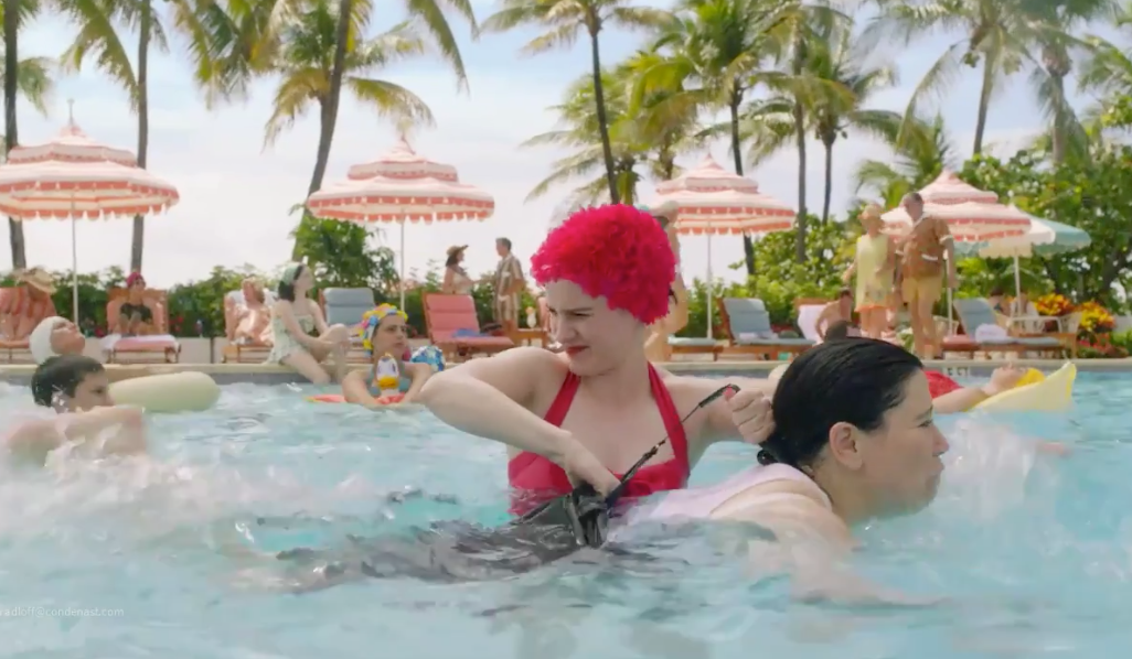 Midge sosteniendo a Susie en la piscina