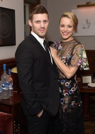 La imagen puede contener Rachel McAdams Persona humana Abrigo Ropa Traje Abrigo Ropa y moda