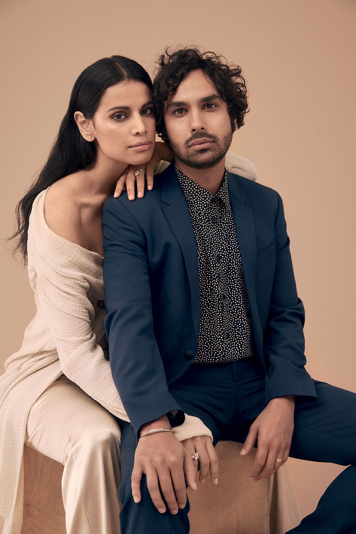 画像には、Kunal Nayyar NehaKapur人間服アパレルネクタイアクセサリーアクセサリースーツとコートが含まれている場合があります