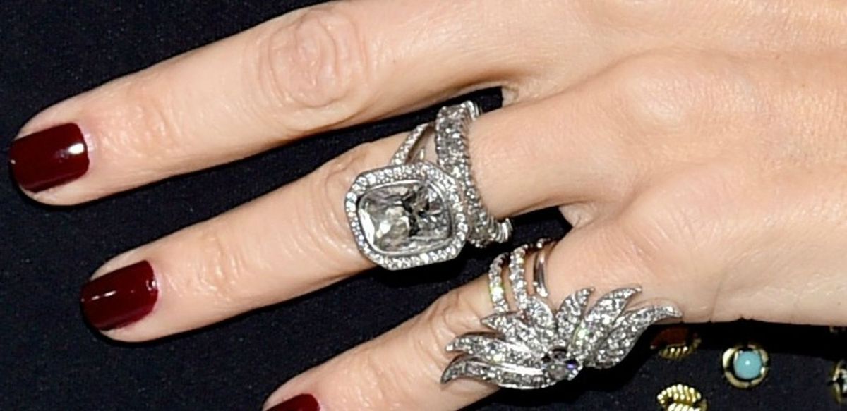 La imagen puede contener una persona humana, accesorios de plata, accesorios, joyas y anillos