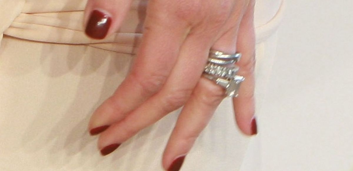 La imagen puede contener accesorios de persona humana, joyería y anillo de plata
