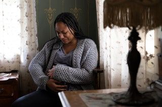 Into The Dark Delivered Episode 208 Das Leben einer schwangeren Frau wird durch eine unerwartete Bedrohung durcheinander gebracht, die darauf abzielt, sie...