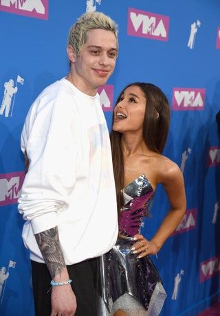 La imagen puede contener Pete Davidson Persona humana Ropa Moda Vestido de noche Vestido Bata Estreno y piel
