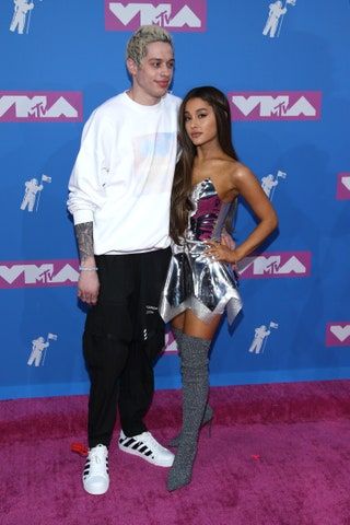La imagen puede contener Pete Davidson Ropa Calzado Ropa Zapato Persona humana Estreno de moda y alfombra roja