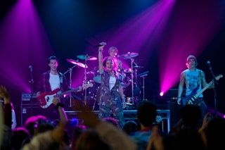 画像には楽器ギターレジャー活動ステージ人間ミュージシャン群衆と音楽バンドが含まれている可能性があります