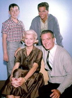 La imagen puede contener Barbara Billingsley Persona humana Hugh Beaumont Tony Dow Personas Mujer Chica Rubia Niño y mujer