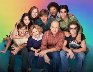 La imagen puede contener Kurtwood Smith Persona humana Personas Familia Ashton Kutcher Julien Kang Pantalones Ropa y vestuario