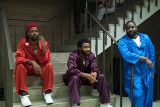 Bild könnte enthalten Kleidung Kleidung Menschliche Person Brian Tyree Henry Sitzende Schuhe Schuh Geländer und Handlauf
