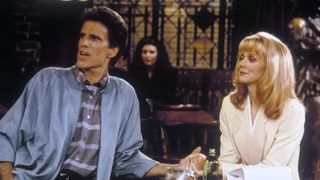 Bild könnte Human Person Bar Theke Pub und Restaurant enthalten