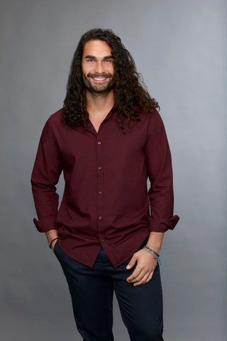 La imagen puede contener Ropa Ropa Camisa Persona humana Camisa de vestir y manga