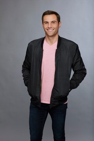 La imagen puede contener Ropa Ropa Abrigo Chaqueta Persona humana Chaqueta Hombre y Adam Levine