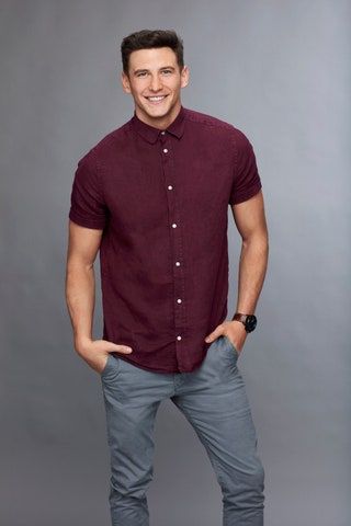 La imagen puede contener ropa, ropa, camisa, persona humana y camisa de vestir.