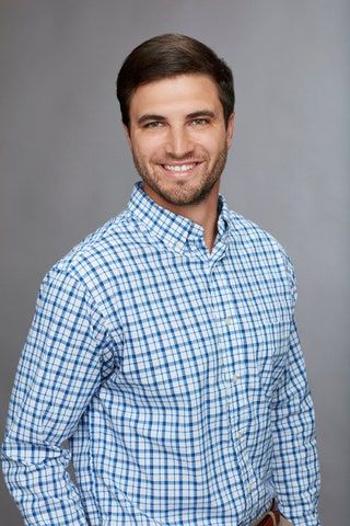 La imagen puede contener ropa, camisa, ropa humana y personal.