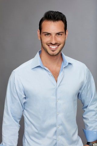 La imagen puede contener Ropa Camisa Ropa Persona humana y Camisa de vestir