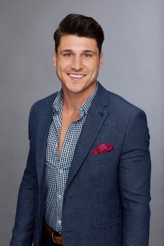 La imagen puede contener Persona humana Hombre Ropa Ropa Traje Abrigo Abrigo Chaqueta y blazer