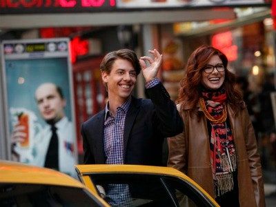 La imagen puede contener Christian Borle Persona humana Ropa Ropa Coche Vehículo Transporte Automóvil y abrigo