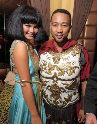 Chrissy Teigen y John Legend Cleopatra y un gladiador