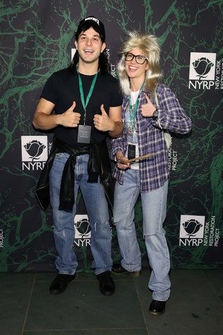 Skylar Astin y Anna Camp Wayne y Garth de Wayne