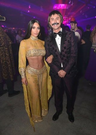 La imagen puede contener Persona humana Calzado Ropa Ropa Zapato Kim Kardashian Moda Abrigo Traje y abrigo