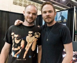 Aaron Ashmore y su hermano Shawn Ashmore asisten a la Comic Con de Filadelfia 2013 Día 2 en el Centro de Convenciones de Pensilvania ...