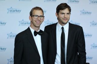 Michael Kutcher y su hermano Ashton Kutcher
