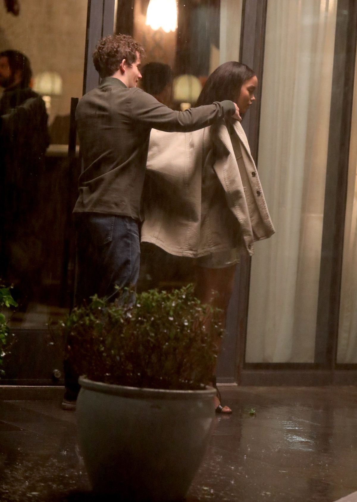 Se ve a Eli Brown y Whitney Peak filmando