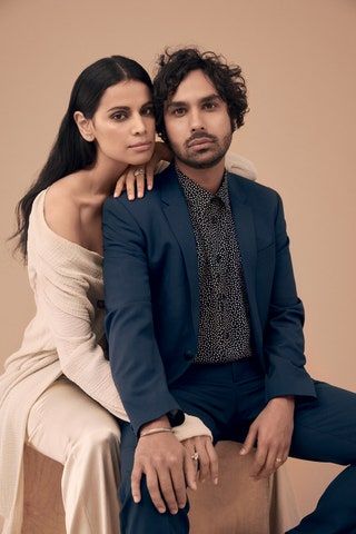 この画像には、Kunal Nayyar NehaKapurの人間服アパレルネクタイアクセサリーアクセサリーとスーツが含まれている可能性があります