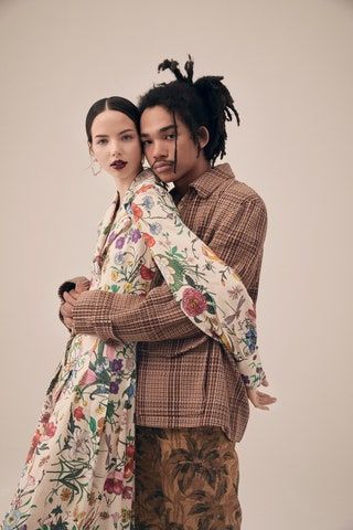 画像には衣料品の袖が含まれている場合があります人間の人ArlenisSosa女性の長袖の女性の髪と顔