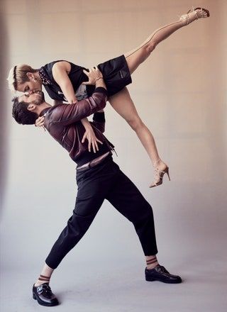 画像にはダンスポーズのレジャー活動が含まれている場合があります人間の服装靴靴アパレルとダンス