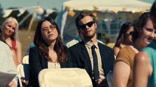 Maya Erskine Jack Quaid har huvudrollen i Plus One