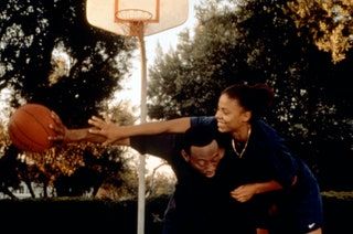 En scen från Love Basketball