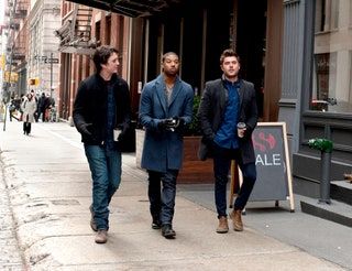 Bilden kan innehålla Zac Efron Michael B. Jordan Kläder Kläder Människoperson Skor Sko Fotgängare och kappa