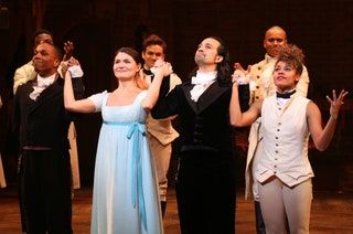 NUEVA YORK NY JULIO 09 Leslie Odom Jr. Phillipa Soo y Ariana DeBose con LinManuel Miranda durante su final ...