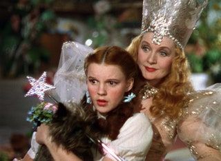 EL MAGO DE OZ de izquierda a derecha Judy Garland Billie Burke 1939