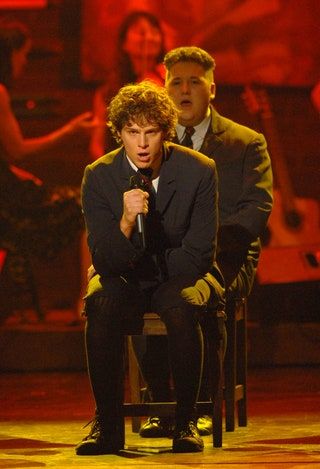 Jonathan Groff y el elenco de Spring Awakening interpretan un popurrí de canciones Local Caption