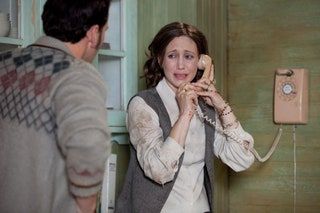 THE CONJURING จากทางซ้าย แพทริค วิลสัน เวรา ฟาร์มิกา 2013