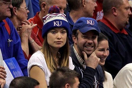 La imagen puede contener Persona humana Olivia Wilde Audiencia Multitud Ropa Vestimenta Transporte Vehículo y todo terreno