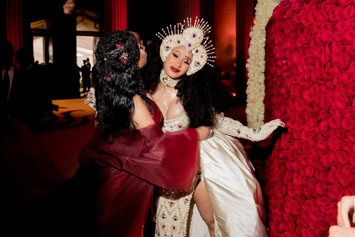 La imagen puede contener Persona humana Disfraz Ropa Ropa Cabello Cardi B Vestido de noche Vestido y bata de moda