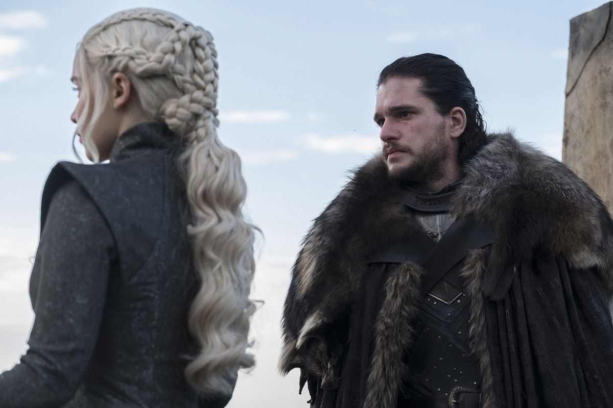 Das Bild kann enthalten Kleidung Bekleidungsset Harington Human Person Mantel Ärmel Pelz Gesicht und Mantel