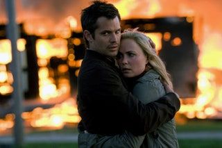 THE CRAZIES de izquierda a derecha Timothy Olyphant Radha Mitchell 2009.