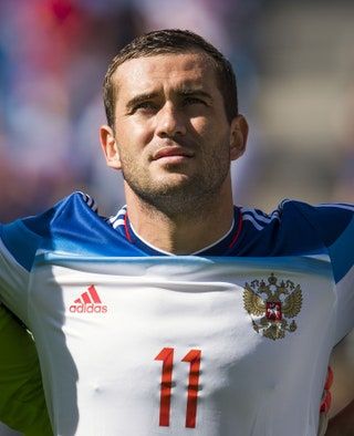 La imagen puede contener Aleksandr Kerzhakov Ropa Ropa Persona humana Camisa Deporte Manga deportiva y Atleta