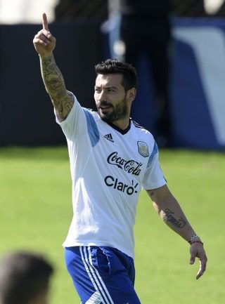 La imagen puede contener Persona humana Ezequiel Lavezzi Personas Esfera Ropa Vestimenta Deporte Equipo deportivo y Deporte de equipo
