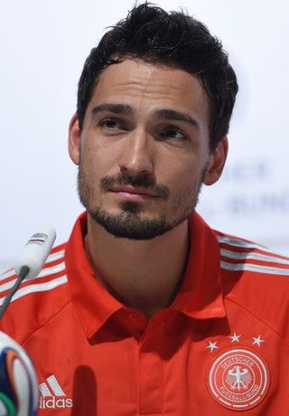 La imagen puede contener cara y conferencia de prensa de la multitud de personas humanas de Mats Hummels