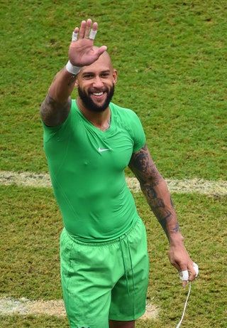 La imagen puede contener Tim Howard Persona humana Piel Ropa Vestimenta Hierba Planta Deporte Deportes Personas y pantalones cortos
