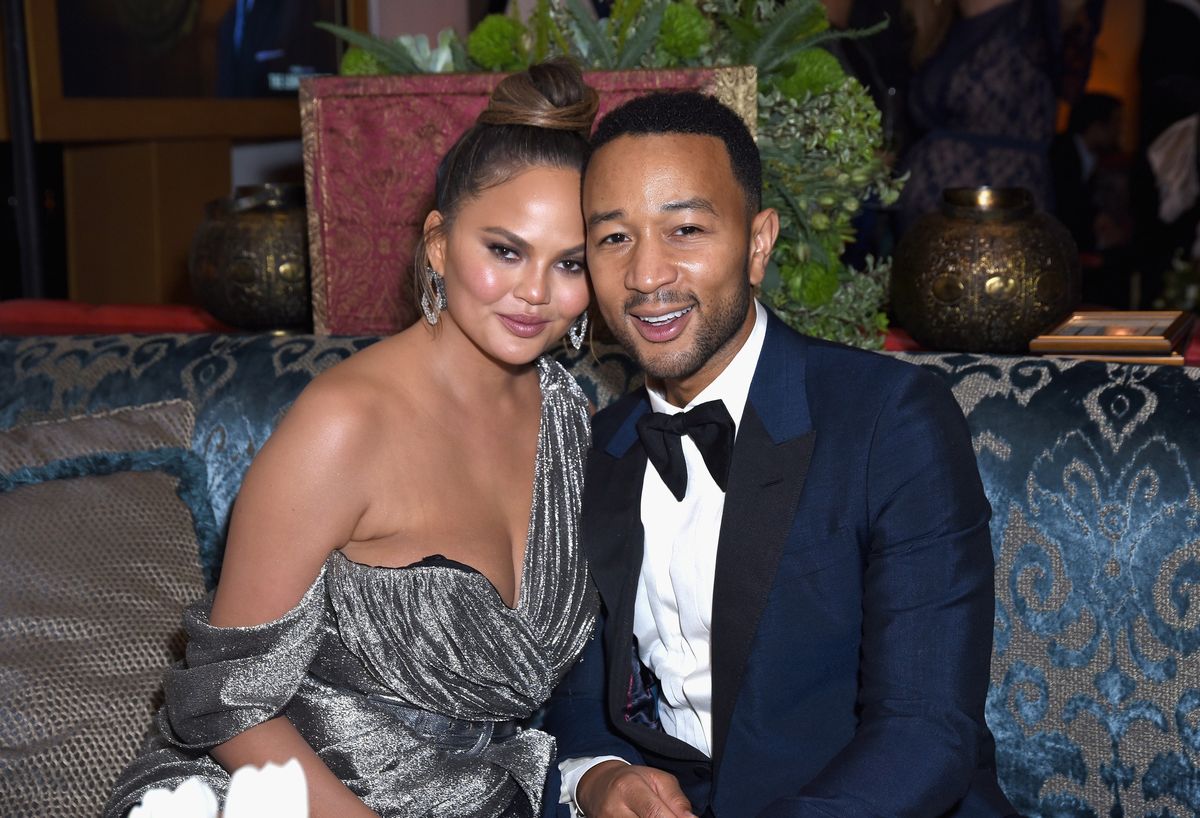 LOS ANGELES CA 17 DE SEPTIEMBRE Chrissy Teigen y John Legend asisten a Hulu