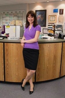 La imagen puede contener Persona humana Ropa femenina Ropa Vestido y muebles de mujer