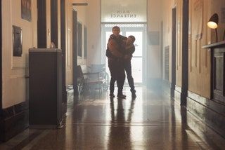 Слика може да садржи под Људска особа Под Дрво Тврдо дрво Коридор Одећа Обућа Одећа и обућа