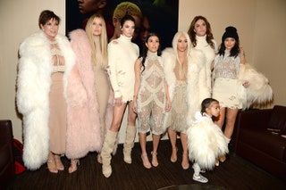 Slika lahko vsebuje Kourtney Kardashian Kendall Jenner Kris Jenner Khlo Kardashian Človeška oseba in lasje