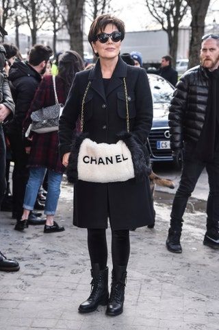 Slika lahko vsebuje Oblačila Oblačila Obutev Čevlji Sončna očala Dodatki Dodatki Človeška oseba in Kris Jenner